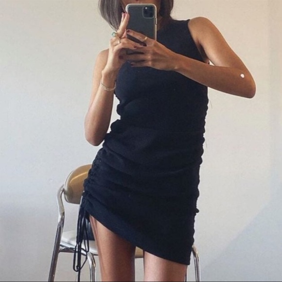 Elegant Black Sleeveless Dress - Picture 3 of 4